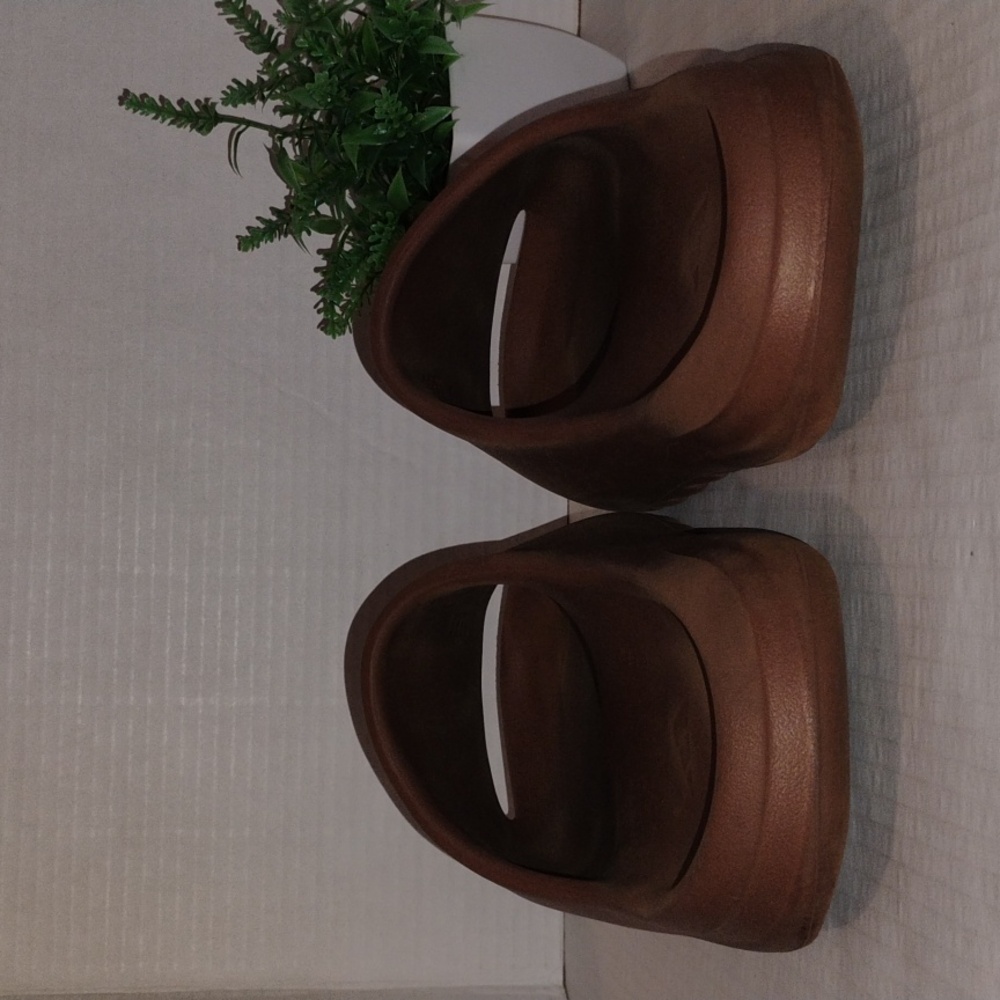 Yeezy Slides. Brown in Color. Men's size 10. - Picture 13 of 14